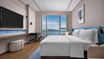 Seprai premium, selimut bulu angsa, bantalan ekstra lembut, dan minibar