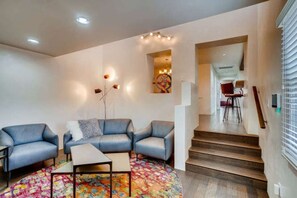 TV, fireplace - Dream Casa Roybal Luxury House/Affordable Price (Santa Fe)