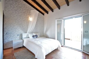 Desk, iron/ironing board, WiFi, bed sheets