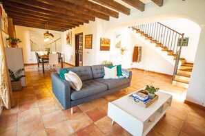 テレビ、暖炉、卓球台