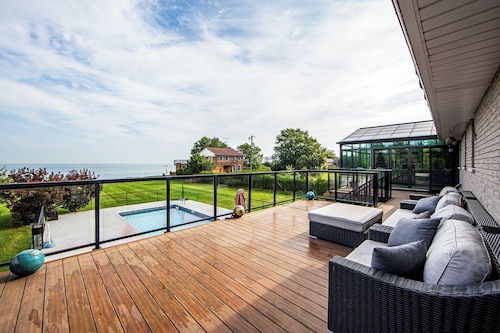 Lakehouse with Spectacular View + Pool and 5 Bedrooms close to Niagara Falls