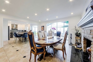 Dining - Lakehouse with Spectacular View + Pool and 5 Bedrooms close to Niagara Falls (Grimsby)