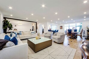 Fireplace - Lakehouse with Spectacular View + Pool and 5 Bedrooms close to Niagara Falls (Grimsby)