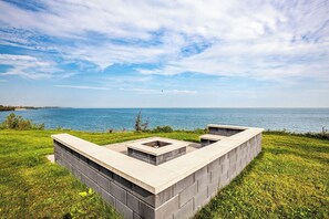 Property grounds - Lakehouse with Spectacular View + Pool and 5 Bedrooms close to Niagara Falls (Grimsby)