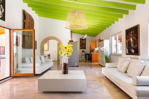 Televisio, takka, pöytätennispöytä