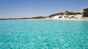 A beach with clear turquoise water and a sandy shore. - Villa del Artista super lujo (Llucmajor)