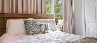 Cozy and Clean - Best located Old Cloverdale 1BR