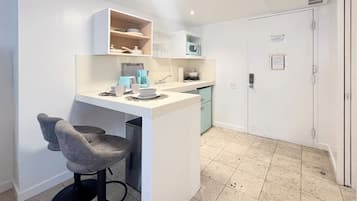 Geladeira, micro-ondas, cooktop, cafeteira/chaleira