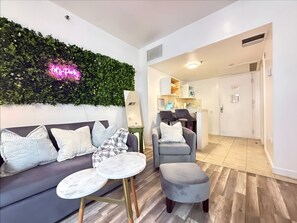 Smart TV, offices - Pool & Jacuzzi! Walk to beach, South Point Pier, (Miami Beach)