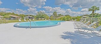 Lovely 2-Bedroom Townhome on Lake Henderson in the Quaint Town of Inverness, FL 