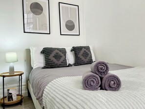 1 bedroom, desk, iron/ironing board, travel cot - Modern 1-Bedroom Flat in Shoreditch, Old Street & Hoxton | Wi-Fi + Washer/Dryer (London)