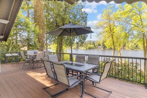 Outdoor dining - Fun on the lake at the Black Lake Chalet (Olympia)
