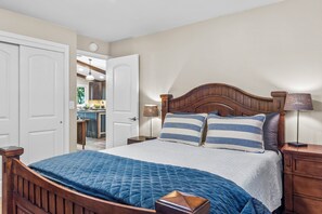 3 bedrooms, iron/ironing board, WiFi, bed sheets - Fun on the lake at the Black Lake Chalet (Olympia)