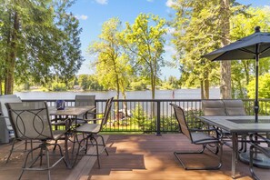 Outdoor dining - Fun on the lake at the Black Lake Chalet (Olympia)