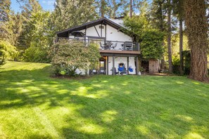 Exterior - Fun on the lake at the Black Lake Chalet (Olympia)