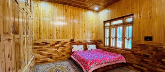 Spacious 4-bedroom house in lovely Devalsari with WiFi