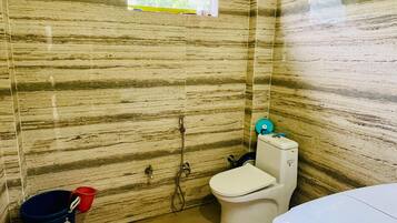 Dusche, Haartrockner, Bidet, Handtücher