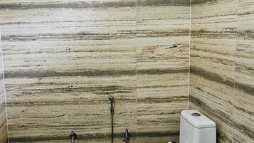 Dusche, Haartrockner, Bidet, Handtücher