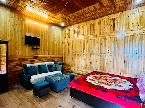 Spacious 4-bedroom house in lovely Devalsari with WiFi