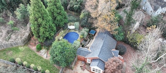 Private Oasis. Uptown. Pool. Hot Tub. Fire pit. Fenced in Yard