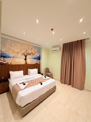 Dobbeltrom – deluxe | Allergitestet sengetøy, memory foam-senger, minibar og safe på rommet