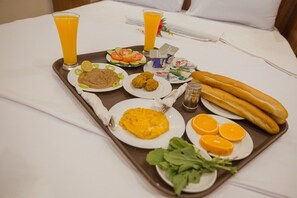 Café da manhã com pratos da culinária local grátis todos os dias