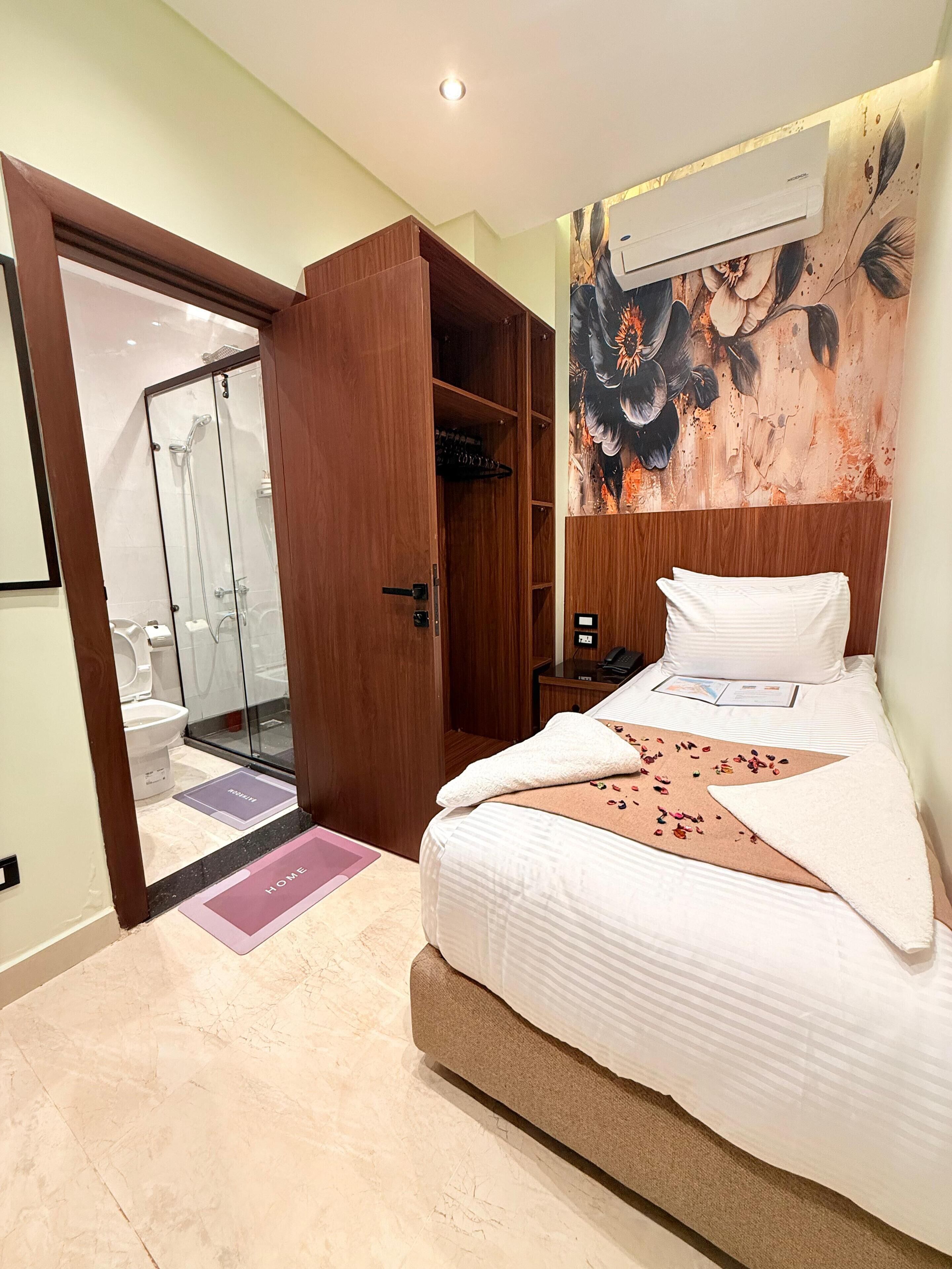 Ropa de cama hipoalergénica, colchones con efecto memoria y minibar 