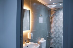 Separat badekar og bruser, håndklæder, Sæbe, Toiletpapir