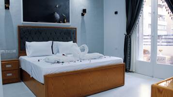 Deluxe tweepersoonskamer | Hypoallergeen beddengoed, bedden met traagschuimmatrassen, een minibar