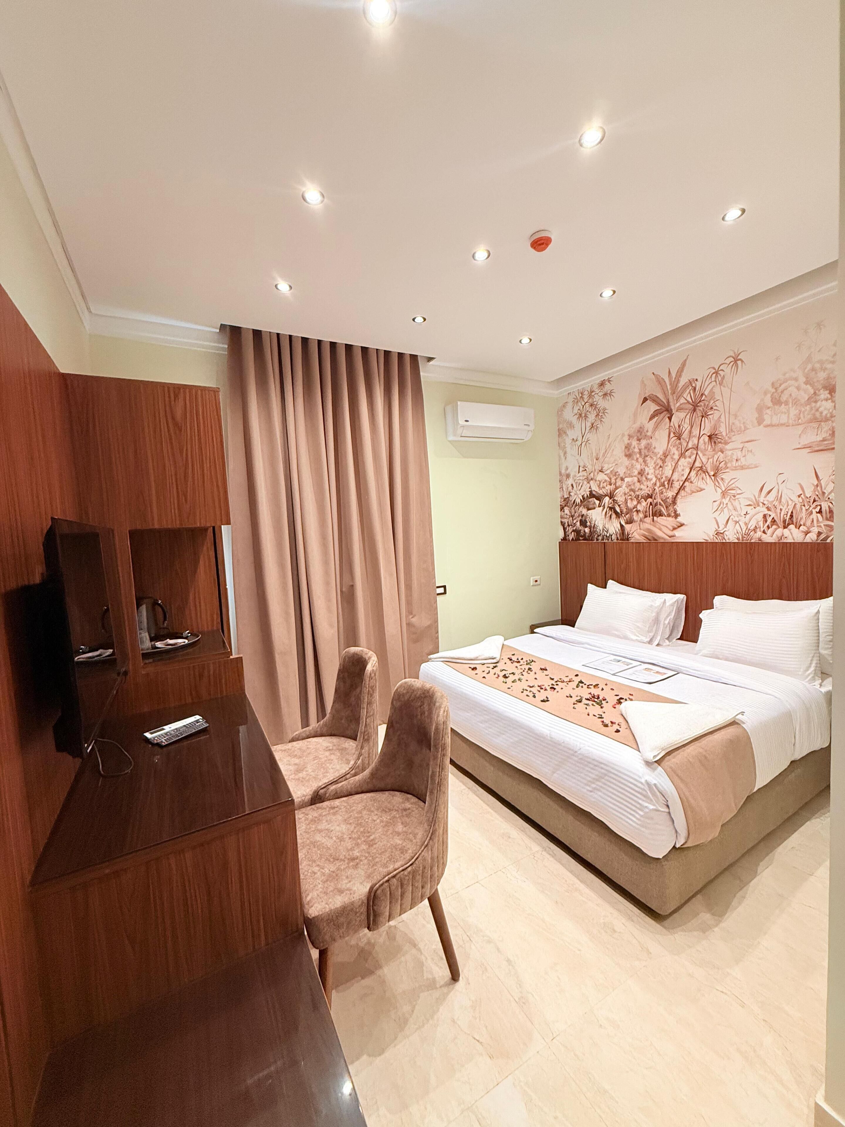 Ropa de cama hipoalergénica, colchones con efecto memoria y minibar 