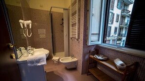Deluxe Triple Room | Bilik Mandi | Pancuran mandi, tuala disediakan 