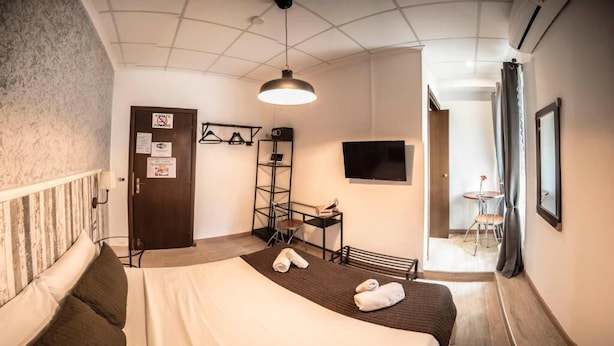 Standard Double or Twin Room | Peti besi dalam bilik, meja, Wi-fi percuma 