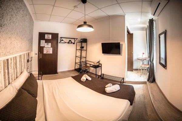 Standard Double or Twin Room | In-room safe, desk, WiFi (free)
