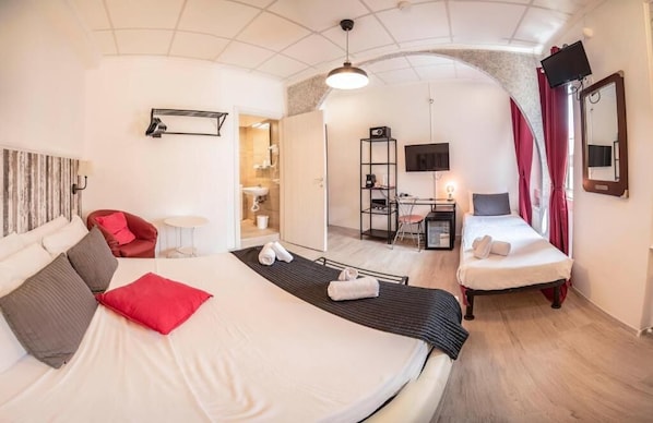 Classic Triple Room | In-room safe, desk, free WiFi