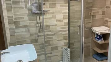 Dusche, Haartrockner, Bidet, Handtücher