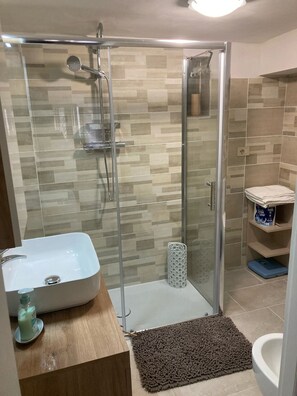Bruser, hårtørrer, bidet, håndklæder