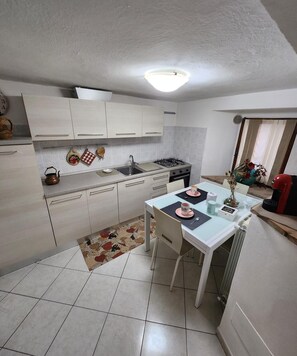 Oven, stovetop - Cozy apartment 2 min from the center (Radicofani)