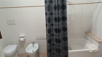 Haartrockner, Bidet, Handtücher, Seife