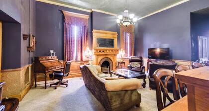 Yankton Apt: 1 Mi to Mount Marty University!