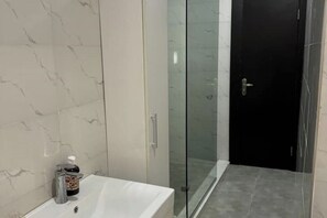 Een douche, een haardroger, handdoeken