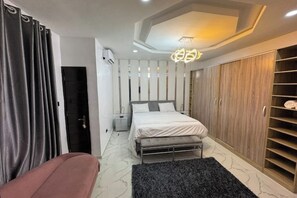 3 habitaciones, tabla de planchar con plancha, wifi y ropa de cama 