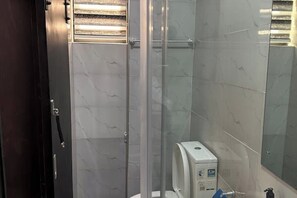 Shower, hair dryer, towels - Classic 2bedroom Flat in GRA

 (Ikeja)