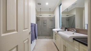 Shower, hair dryer - Sunset on Stanley - Close to Warrnambool Foreshore (Warrnambool)