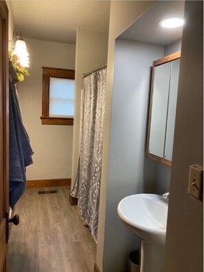 Hårtork, handdukar, tvål och schampo