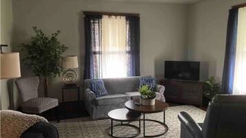 Una Smart TV, una mesa de tenis de mesa, libros, una oficina