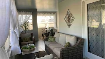 Una Smart TV, una mesa de tenis de mesa, libros, una oficina