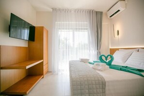 1 quarto, cofres nos quartos, ferros/tábuas de passar roupa