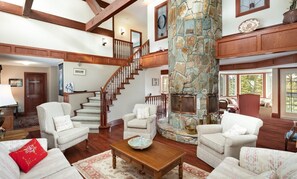 Smart-tv, een open haard en tafelvoetbal