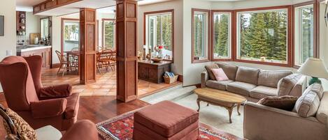 Smart TV, chimenea, futbolito