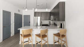 Refrigerador con freezer, microondas, horno, placa de cocina